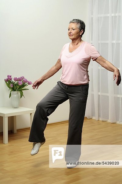 Senior Senioren Frau balancieren Fitnesstraining 1 alt