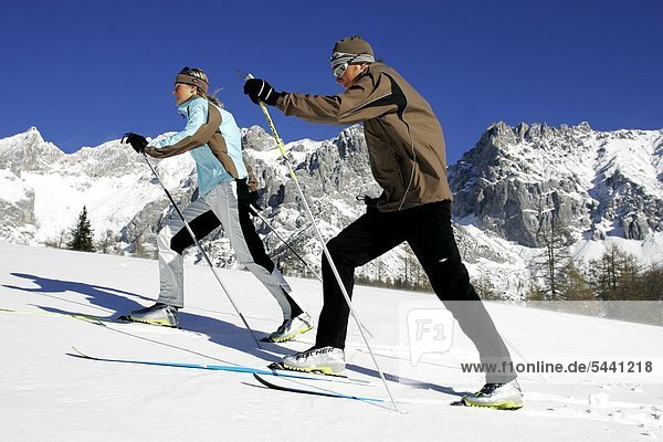 66070,Color,Color,Couple cross-country skiing,Formats