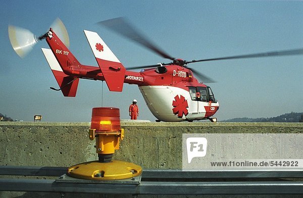 Helikopter der Rettungsflugwacht beim Start auf Krankenhausdach mit Einweiser