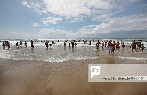 Menschen im Wasser am Strand