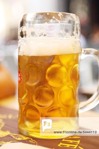 Bierkrug gefüllt mit Bier