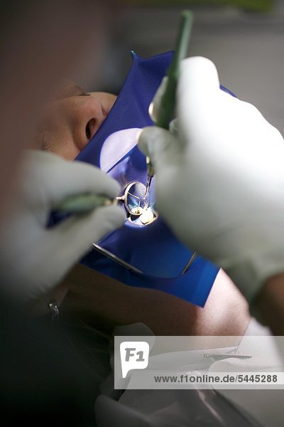 Zahnarztpraxis : Frau bekommt eine Zahnbehandlung