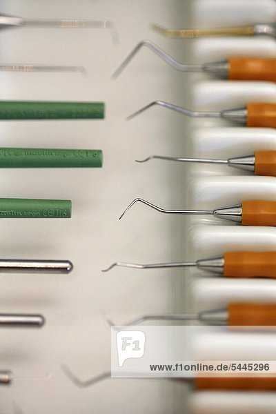 Zahnarztpraxis : mehrere Sonden in einer Halterung