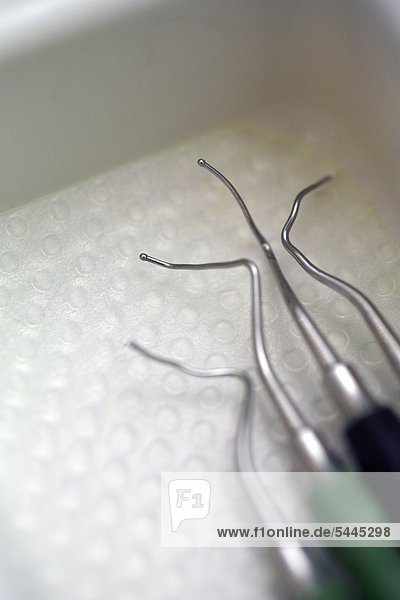 Zahnarztpraxis : Eine Nahaufnahme von vier Sonden