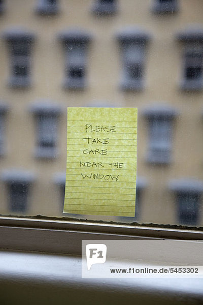Handgeschriebene Haftnotiz zur Erinnerung an Please Take Care Near The Window