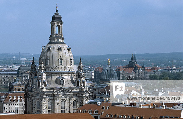 Blick auf die Frauenkirche und die Dächer der Stadt  Dresden  Deutschland