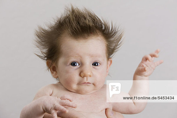 Ein Baby mit stacheligen Haaren
