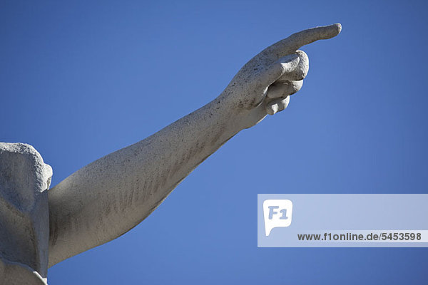 Statue zeigend  blauer Himmelshintergrund  Nahaufnahme des Armes