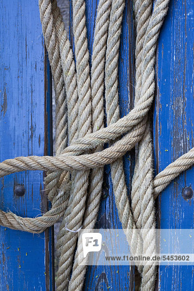 Seil zwischen blau lackiertem Holz  Nahaufnahme
