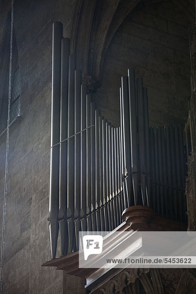 Die Pfeifen einer Pfeifenorgel in einer Kirche