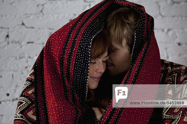 Ein liebevolles Paar in eine Decke gehüllt