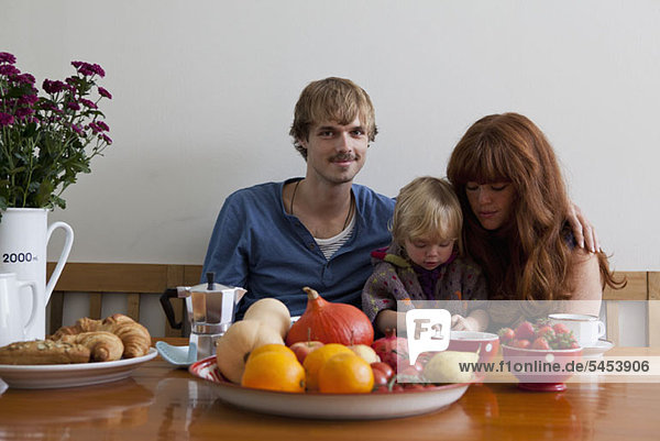 Eine junge Familie beim gemeinsamen Frühstück