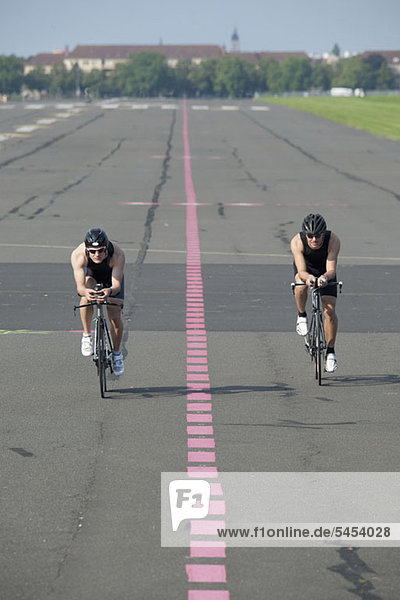 Zwei Radfahrer auf Rennrädern  Vorderansicht