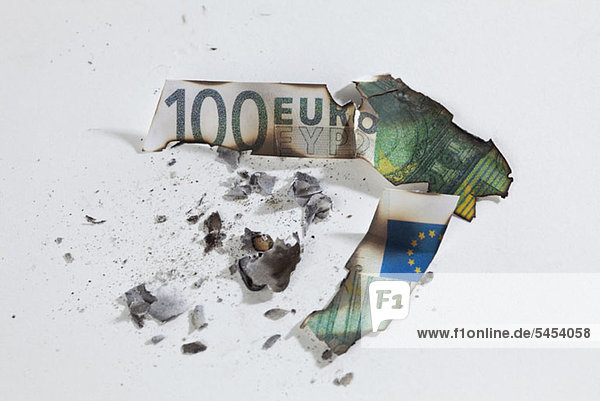 Eine verbrannte 100-Euro-Banknote