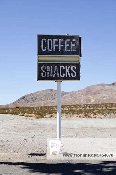 Straßenschild für Kaffee und Snacks  Baker  Kalifornien