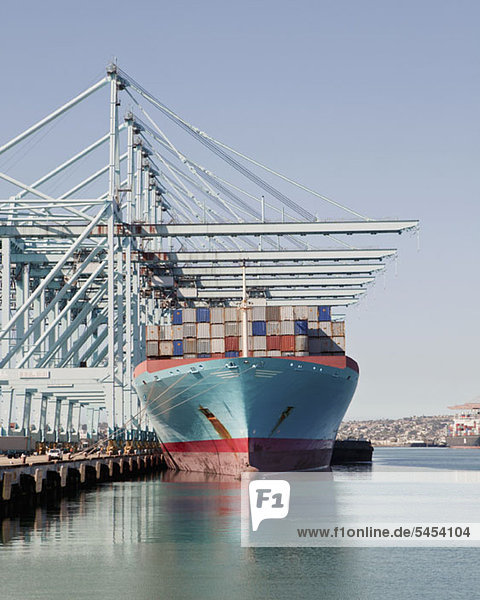 Containerschiff bereitet sich auf die Entladung an den Docks vor