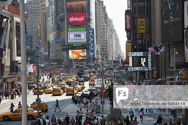 Times Square in New York  überfüllt mit Menschen und Verkehr