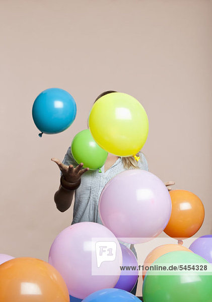 Frau spielt mit Luftballons