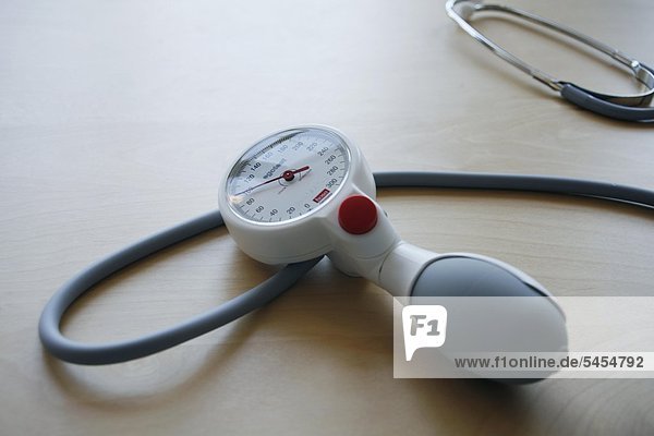 Blutdruckmessgerät auf Holzfond