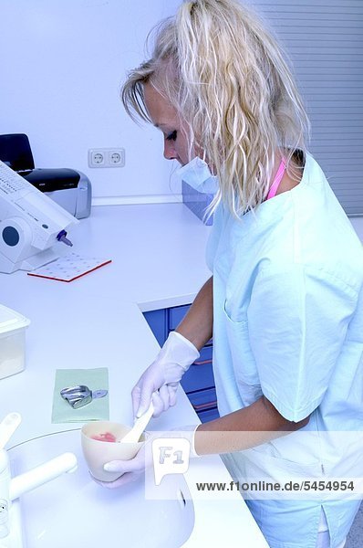 Zahnarzthelferin bei der Arbeit