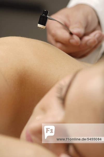 Akupunktur mit einem Pflaumenblütenhammer