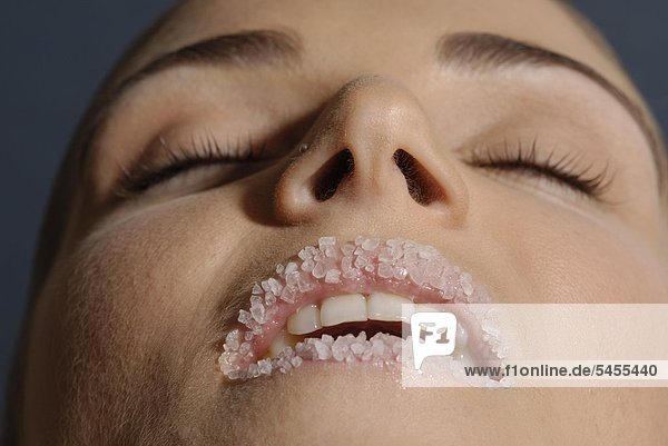 Lippen einer junge Frau mit Salzpeeling mund