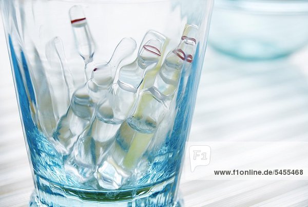 Glas gefüllt mit Ampullen - Ampulle
