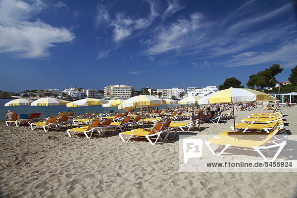 Liegen und Sonnenschirme am Strand von Es Canar  Ibiza  Balearen  Spanien  Europa
