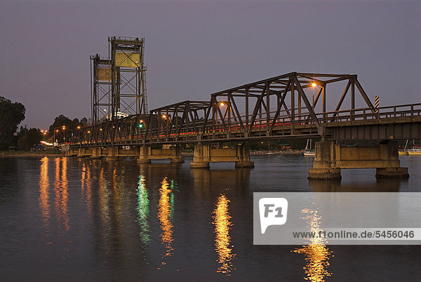 Brücke über den Clyde River bei Nacht  Batemans Bay  New South Wales  Australien