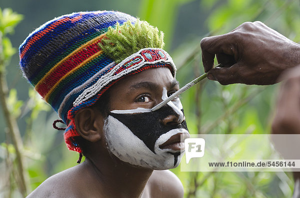 Western Highlander preparing for a Sing-sing at the Paiya Show in the Western Highlands near Mt Hagen  Papua New Guinea  Oceania