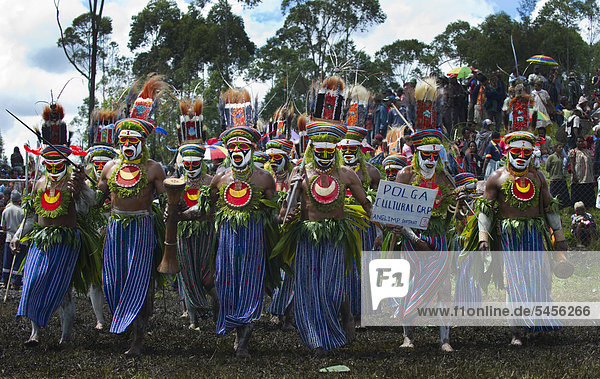 Stammestänzer aus dem Anglimp Bezirk in der Waghi Provinz bei einem Sing-Sing  Mount Hagen Festival  Westliches Hochland  Papua-Neuguinea  Ozeanien