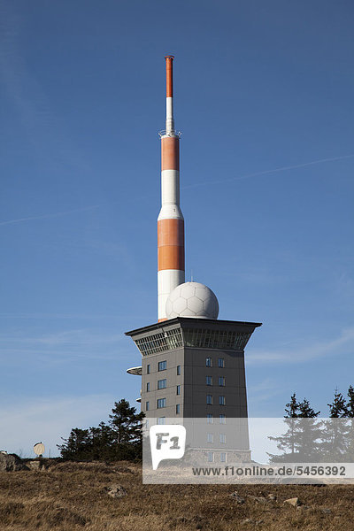 Brockenherberge und Antennenmast am Gipfelplateau  Brocken  Nationalpark Harz  Sachsen-Anhalt  Deutschland  Europa  ÖffentlicherGrund