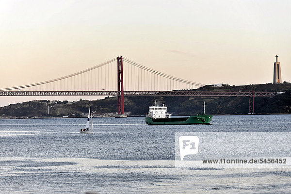 Ponte 25 de Abril  Hängebrücke  eingeweiht 1966  Alcantara  Lissabon  Lisboa  Portugal  Europa