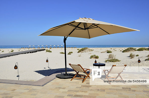 Liegestühle und Sonnenschirm  Strand und Außenbereich des Park Hyatt Hotels auf Saadiyat Island  Abu Dhabi  Vereinigte Arabische Emirate  Arabische Halbinsel  Asien