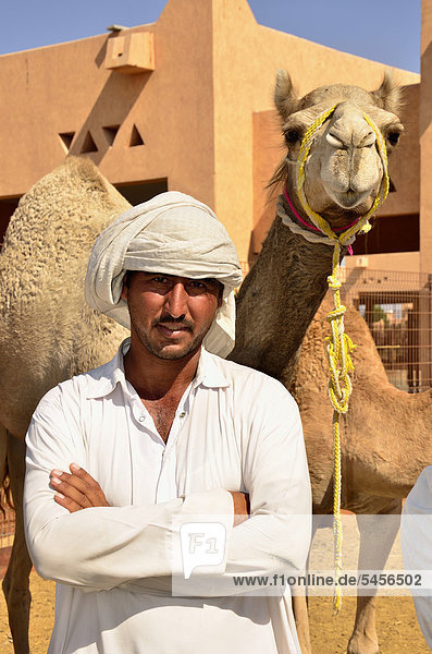 Kamelverkäufer auf dem Kamelmarkt von Al Ain  Abu Dhabi  Vereinigte Arabische Emirate  Arabische Halbinsel  Asien