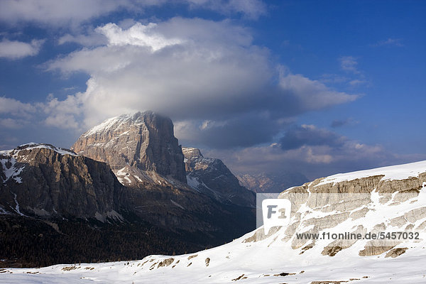 Vordere Tofana  Tofana di Rozes Gipfel vom Passo di Falzarego Pass  Dolomiten  Italien  Europa