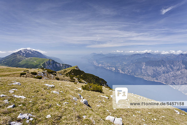 Auf dem Monte Altissimo oberhalb von Nago-Torbole  unten der Gardasee  hinten der Monte Baldo  Trentino  Italien  Europa