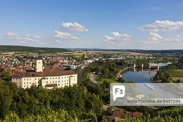 Blick auf Schloss Horneck  Burg des Deutschen Ordens  und Gundelsheim  Odenwald  Baden-Württemberg  Deutschland  Europa  ÖffentlicherGrund