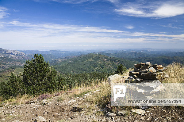 Steinstapel  Aussicht über die hügelige Landschaft der Cevennen  Cevennen Nationalpark  Frankreich  Europa