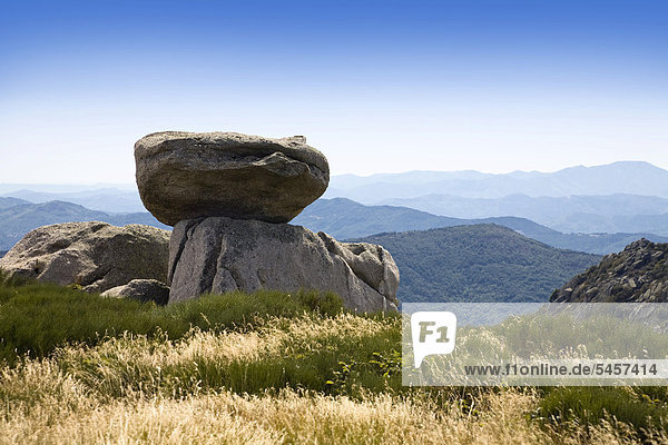 Felsformation in hügeliger Naturlandschaft im Cevennen Nationalpark  Frankreich  Europa