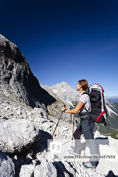 Wanderin beim Aufstieg zum Alpinisteig durch das Fischleintal oberhalb der Talschlusshütte  hinten die Dreischusterspitze  Sexten  Hochpustertal  Dolomiten  Südtirol  Italien  Europa