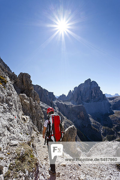 Kletterer auf der Elferscharte im Alpinisteig  hinten der Zwölferkofel  Sexten  Hochpustertal  Dolomiten  Südtirol  Italien  Europa