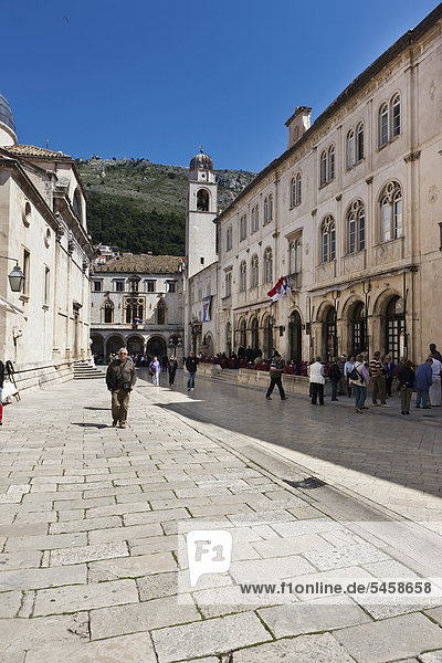 Altstadt von Dubrovnik  Unesco Weltkulturerbe  hinten der Glockenturm und der Sponza-Palast  Mitteldalmatien  Dalmatien  Adriaküste  Kroatien  Europa  ÖffentlicherGrund