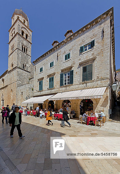 Restaurant in der Hauptstraße Placa oder Stradun in der Altstadt von Dubrovnik  hinten das Franziskanerkloster  Mitteldalmatien  Dalmatien  Adriaküste  Kroatien  Europa  ÖffentlicherGrund
