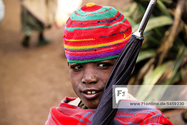 Junge mit Strickmütze und Regenschirm  in Lalibela  Äthiopien  Afrika