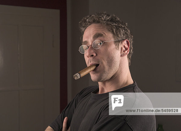 Junger Mann mit Zigarre  Porträt