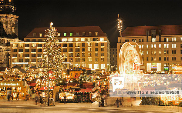 Weihnachtlicher Striezelmarkt in Dresden  Sachsen  Deutschland  Europa