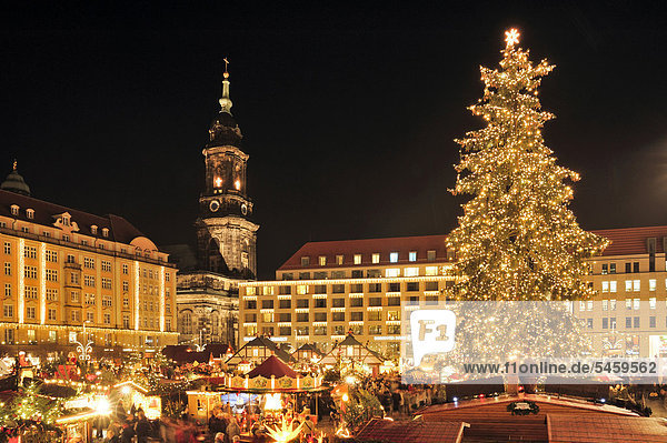 Weihnachtlicher Striezelmarkt in Dresden  Sachsen  Deutschland  Europa  ÖffentlicherGrund
