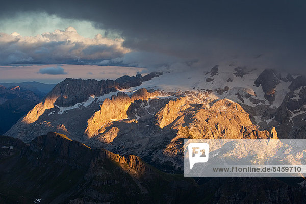 Blick vom Piz Boe auf Marmolata  Dolomiten  Südtirol  Italien  Europa