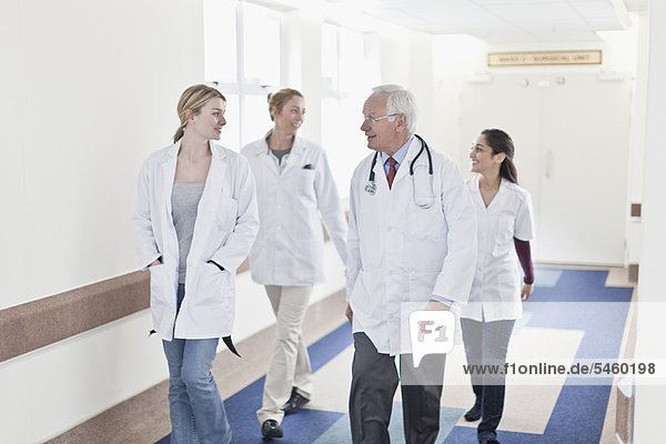 Ärzte  die gemeinsam im Krankenhaus spazieren gehen